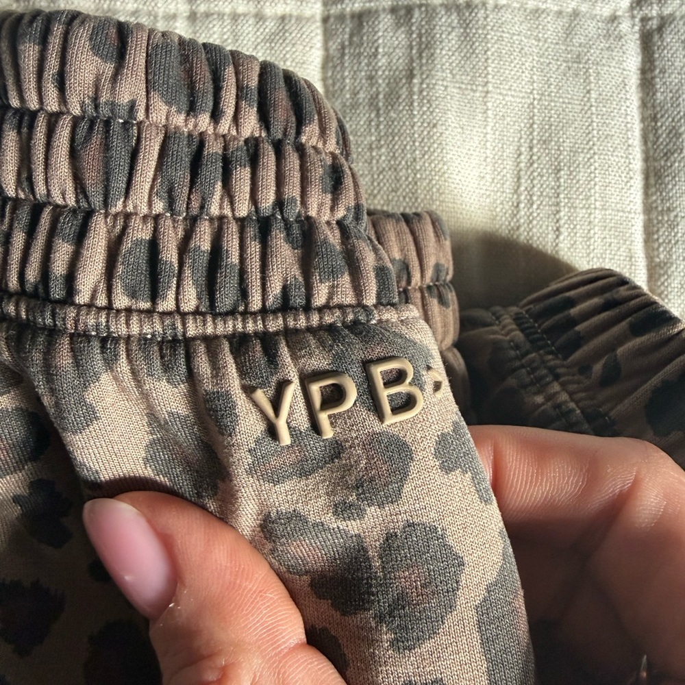 Abercrombie YPB neoknit jogger leopard print - Picture 2 of 4